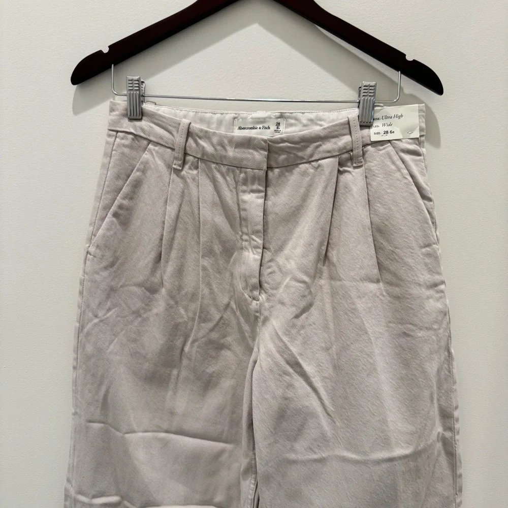 NWT Abercrombie & Fitch Pleated Cotton High Rise Wide Leg Trouser Tan
Size 28/6R - Picture 3 of 8